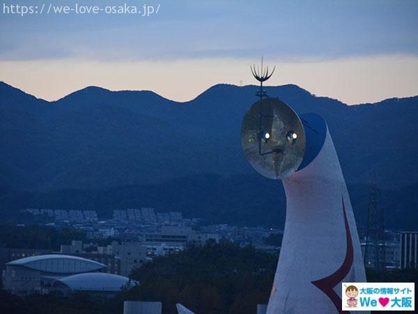 目が光る太陽の塔　